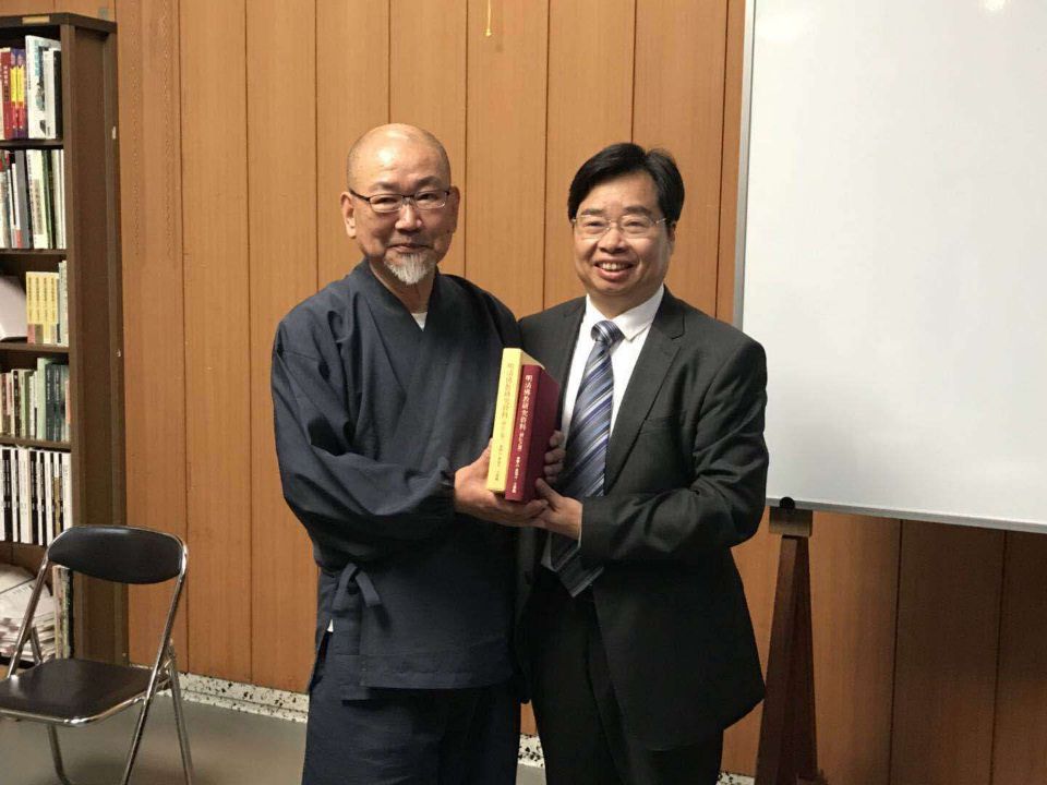 图为京都黄檗山文华殿主管田中智诚向我校赠送文献资料