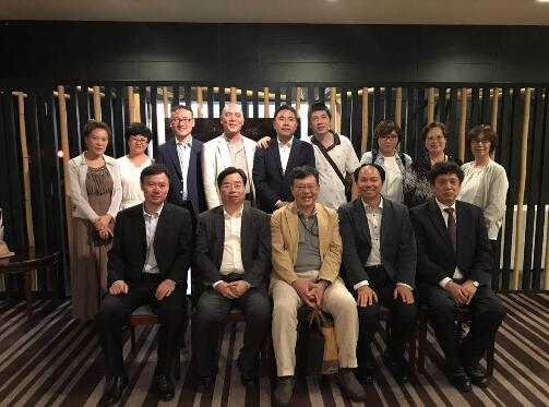 图为我校一行与京都华侨总会和京都福建同乡会代表合影